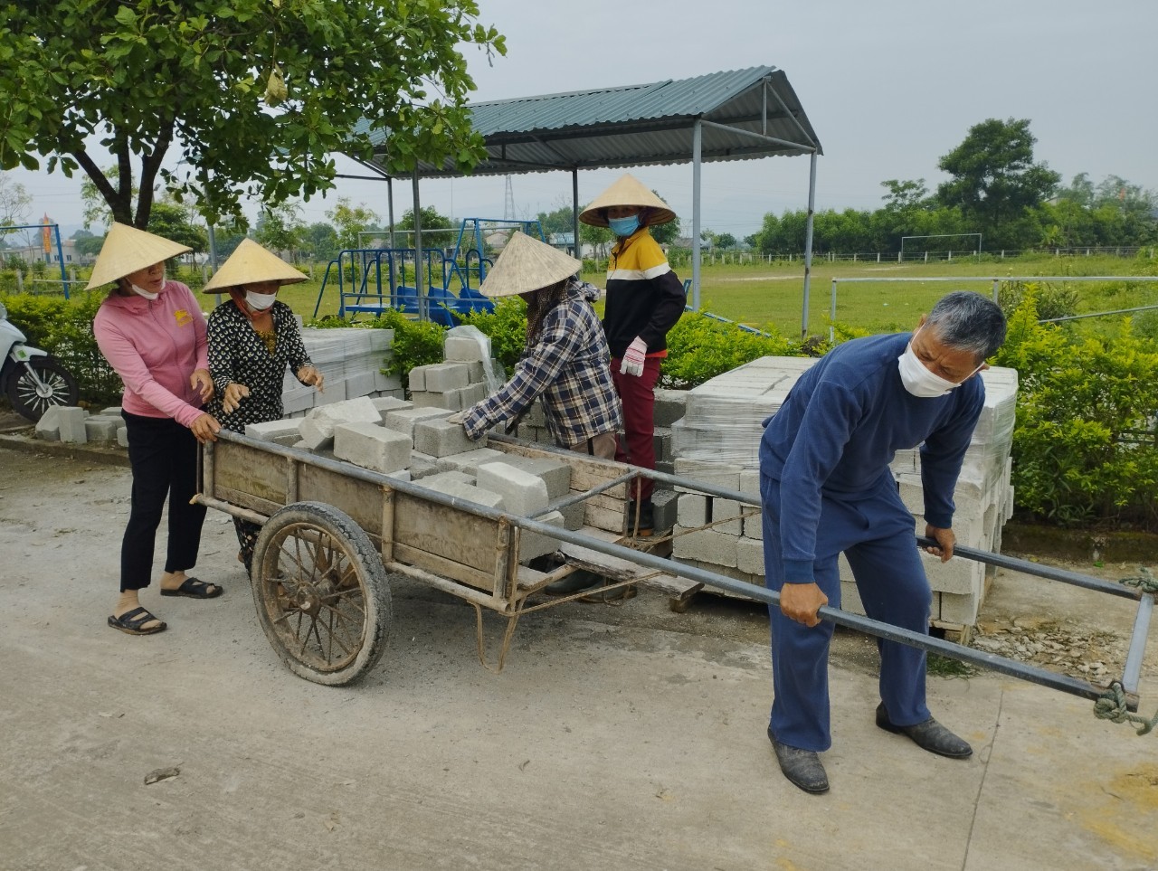 Nông Dân Cẩm Sơn chung sức xây dựng Nông Thôn Mới