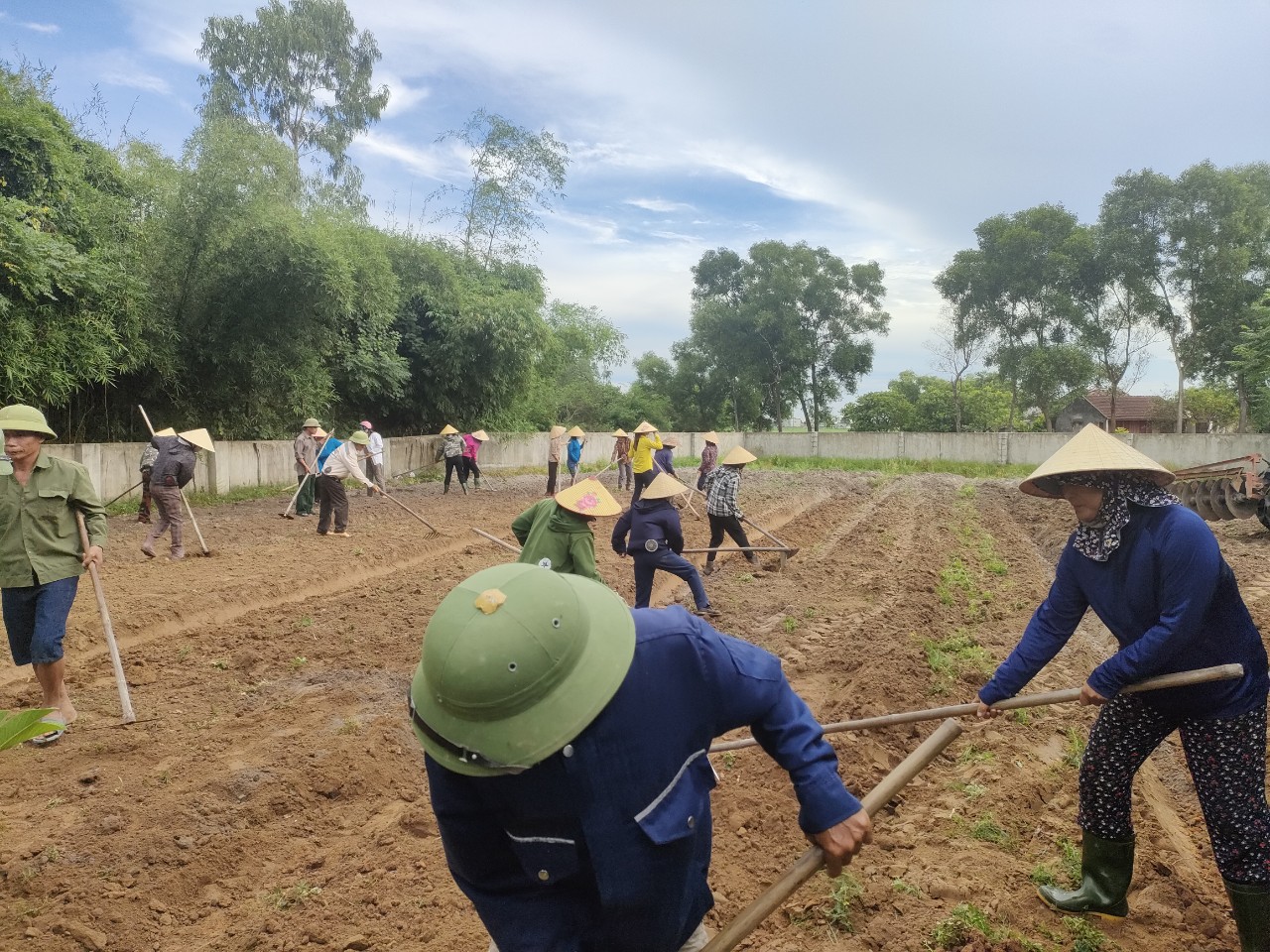 Hội viên nông dân ra quân giúp Thôn Hương sơn phấn đấu đạt khu dân cư mẫu